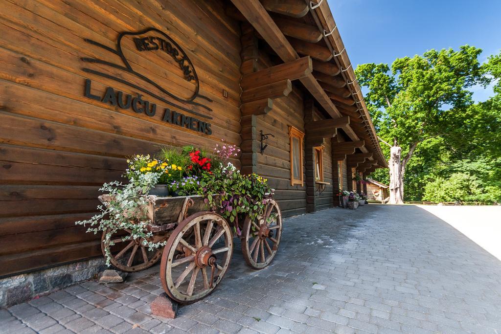 Hotel Laucu Akmens à Skulte  Extérieur photo